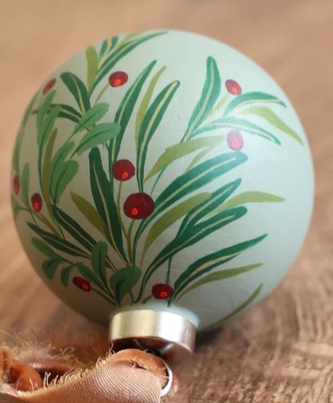 How To Paint Ceramic Christmas Ornaments, Pottery Christmas Baubles, Diy Painted Baubles, Easy Bauble Painting Ideas, Diy Xmas Baubles, Painted Bauble Ideas, Christmas Bauble Painting Ideas, Painted Christmas Ornaments Bulbs, Paint Baubles