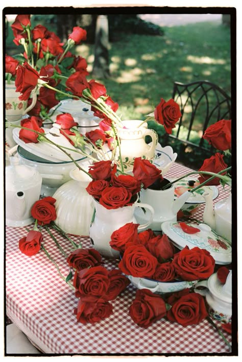 Real Wedding | Aldara + Pablo Red Wedding Flowers, Spanish Wedding, Vogue Wedding, Classic Brides, Film Wedding Photography, Welcome To The Party, Wedding Tablescapes, Red Wedding, Plan Your Wedding