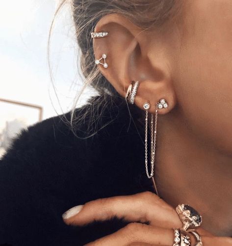 Ušný Piercing, Piercings Oor, Conch Ring, Mode Retro, Cool Ear Piercings, Pretty Ear Piercings, Star Shower, Cute Ear Piercings, Hammered Hoop Earrings