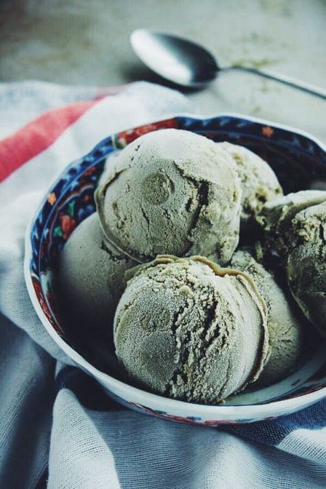 Basil Ice Cream, Dessert Simple, Homemade Ice Cream Recipes, Cold Treats, Ice Cream Popsicles, Ice Ice Baby, Ice Cream Flavors, Homemade Ice, Ice Cream Maker