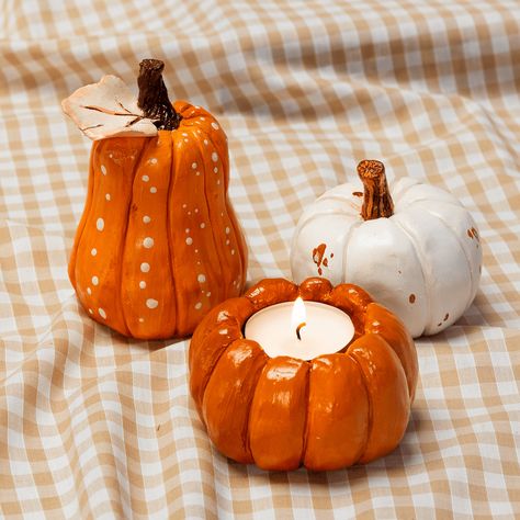 Halloween Clay Candle Holder, Halloween Autumn Decorations, Pumpkin Making Crafts, Clay Pumpkin Candle Holder, Diy Clay Decor Ideas, Clay Display Ideas, Air Dry Pumpkins, Air Clay Halloween Ideas, Halloween Air Dry Clay Crafts