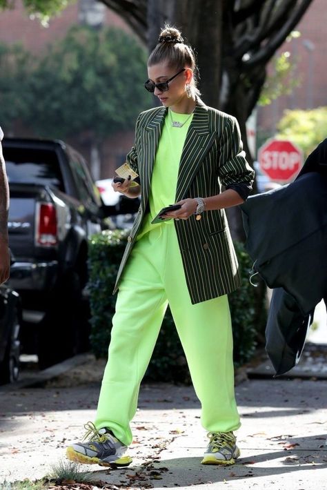 Gigi Hadid Outfits, Neon Fashion, Hailey Baldwin, Sarah Jessica Parker, Comfy Fashion, Hailey Bieber, High Fashion Street Style, New Classic, Looks Style