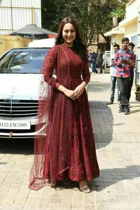 Sonakshi Sinha !! Dress Designs Simple, Chikankari Anarkali, Indian Designer Suits, Salwar Designs, Traditional Indian Dress, Casual Indian Fashion, Long Dress Design, Salwar Kamiz, Sonakshi Sinha