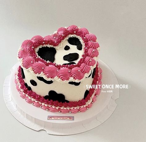 Cow Heart Cake, Cow Print Heart Cake, Xiaohongshu Cake, Pink Cow Print Cake, Cowgirl Cakes Birthday, Cow Print Birthday Cake, Cow Print Cake, Cake Aesthetic Birthday, Cow Print Cakes