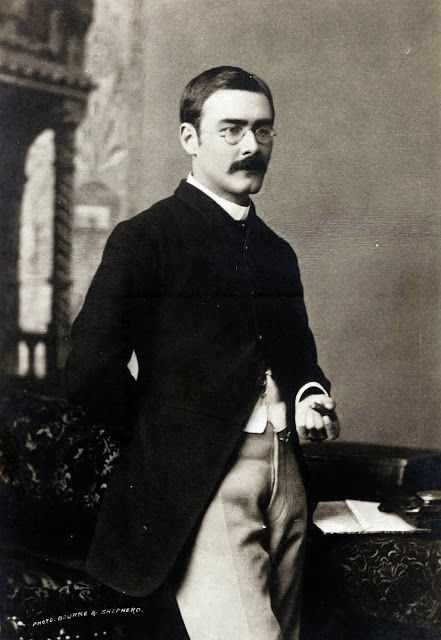 Rudyard Kipling - Brilliant writer. Rousing and creative through narration and poetry. English Short Stories, Rudyard Kipling, British Soldier, Writers And Poets, If Rudyard Kipling, Famous Authors, Photographic Studio, Mandalay, Favorite Authors