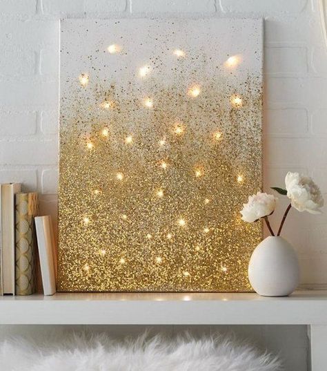 Brighten up your home with another take on the fairy lights canvas but with a touch of glam. Coat a canvas frame with glue and a generous dose of gold glitter to achieve this look Fairy Lights Diy, Cuadros Diy, Diy Home Decor For Apartments, Easy Room Decor, Diy Lampe, Diy Wand, Hemma Diy, Decor Ikea, Dekor Diy