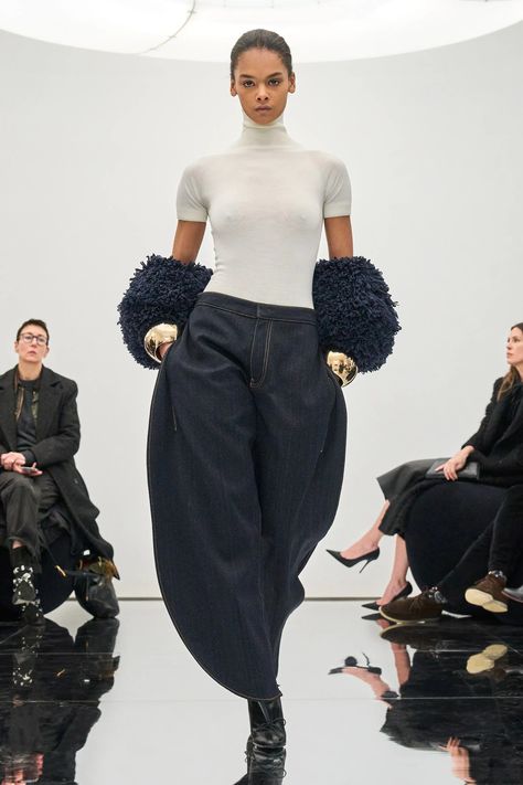 Alaïa Fall 2024 Ready-to-Wear Collection | Vogue Jeans Trend, Moda Paris, Pat Mcgrath, Denim Trends, Irina Shayk, Fall 2024, Denim Outfit, Primavera Estate, Autumn Summer