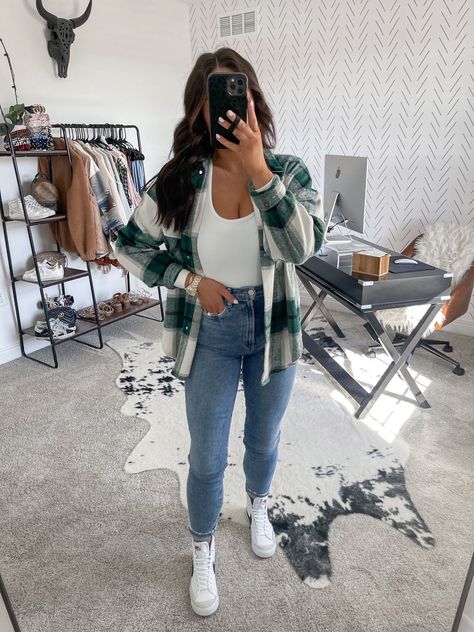 Plaid Shacket Outfit, Flannel Outfit Ideas, Shacket Outfit Women, Blazer Mid 77 Outfit, Nike Blazer Outfit, Nike Blazers Outfit, Shacket Outfit, Chelsea Boots Outfit, Flannel Outfits