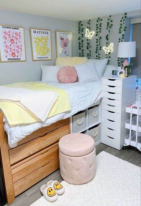 pink bedroom inspo  aesthetic pink bedroom inspo  teen pink bedroom inspo  adult pink bedroom inspo  aesthetic cozy pink bedroom inspo  bloxburg pink bedroom inspo  aesthetic dark pink bedroom inspo  cozy Classy Dorm Room, Purple Dorm Rooms, Collage Dorm Room, Luxury Dorm Room, Pretty Dorm Room, College Dorm Room Inspiration, Dorm Room Decor Ideas, Small Dorm Room, Cozy Dorm Room