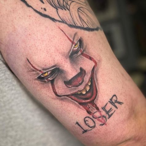 Brandon Durbin on Instagram: “Added another pennywise to my collection, thanks @travdaddy93 @cincinnatitattoo @itmovieofficial @hustlebutterdeluxe @fantasiaartsupply…” Scary Horror Tattoos, It The Clown Tattoo, It Tattoo Pennywise, Horror Characters Tattoo, Pennywise Tattoo, Artsy Tattoos, Cute Tattoos On Wrist, Body Tattoo Design, Shin Tattoo