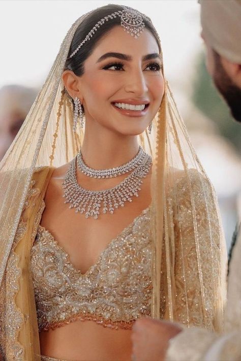 Indian Brides Jewelry, Isha Ambani, Bridal Accesories, Bridal Indian, Lehenga Jewellery, India Style, Indian Bride Outfits, Bridal Makeup Natural, Indian Bridal Jewelry Sets