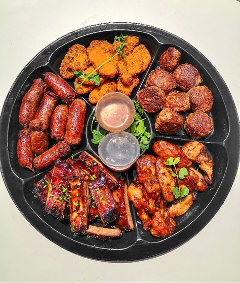 Ribs Charcuterie Board, South African Platter Ideas, Chicken Platter Ideas, Platter Ideas Party Meat, Meat Platters For Parties, Wing Platter Ideas, Finger Food Platter Ideas, Hawain Party, Spicy Buffalo Wings