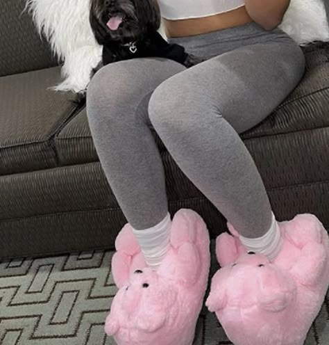 Teddy Slippers Outfit, Animal Slippers Aesthetic, Big Slippers Shoes, Bedroom Slippers Cute, Big Fluffy Slippers, House Shoes Aesthetic, House Slippers Aesthetic, Teddy Bear Slippers Outfit, Bear Slippers Outfit