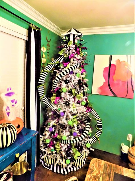 Beetlejuice, Beetlejuice, Beetleju... Beetlejuice Christmas Tree, Beetlejuice Christmas, Beetlejuice Party, Nightmare Before Christmas Tree, Halloween Christmas Tree, Kostuum Halloween, Nightmare Before Christmas Decorations, Halloween Decor Diy, Beetlejuice Halloween