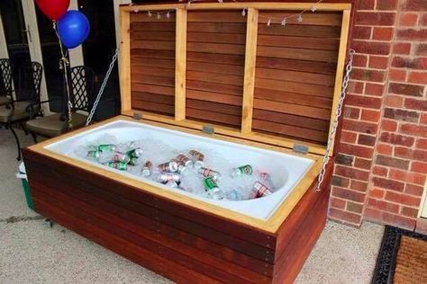 10 clever ways to recycle an old bathtub - DIY Everywhere Fridge Upcycle, Deck Cooler, Bathtub Pictures, Deck Piscina, Old Bathtub, Old Refrigerator, Diy Bathtub, Outdoor Bathtub, Cast Iron Bathtub