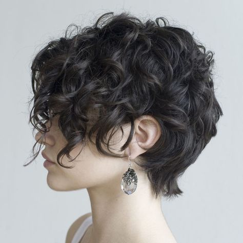 Cute Short Curly Hairstyles, Kort Pixie, Curly Pixie Haircuts, Girls Short Haircuts, Curly Pixie Cuts, Curly Pixie, Short Curly Haircuts, Short Hairstyles For Thick Hair, Haircuts For Curly Hair