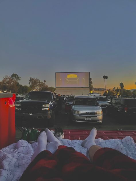 Drive In Movie Aesthetic, Couples Movie Night, Couples Cinema, Truck Bed Date, Drive Aesthetic, Movie Theater Aesthetic, Drive In Cinema, Cinema Date, Aesthetic Movie