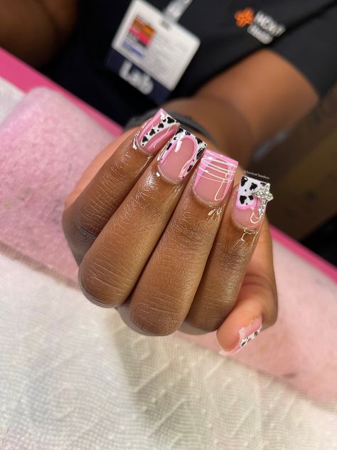 Shorties freestyle design 🐄💓 Shortie Freestyle Nails, Frenchie Freestyle Nails, Short Freestyle Nails With Charms, Short Nail Freestyle, Short Freestyle Nail Designs, Mix Match Nail Designs, Short Classy Nails Acrylic, Cute Freestyle Nails, Short Freestyle Nails