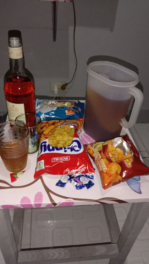 Drinking Alcohol With Friends Prank, Night Alcohol Snapchat, Inuman Na Alak With Friends Prank, Drunk Vibes Aesthetic, Drunk Prank, Drinks Alcohol Snapchat Story, Drunk Pics, Drunk Vibes, Prank Photos