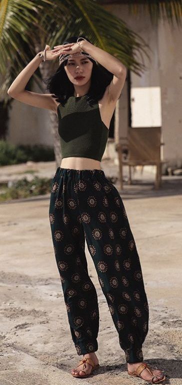 Here are 15 hippie outfits you NEED to copy! These trousers are so cool! #hippieoutfits #summerstyle #festivaloutfits Pakaian Hipster, Looks Hippie, Moda Hippie, Outfit Essentials, Hippie Man, Boho Grunge, Mode Hippie, Afrikaanse Mode, Estilo Hippie