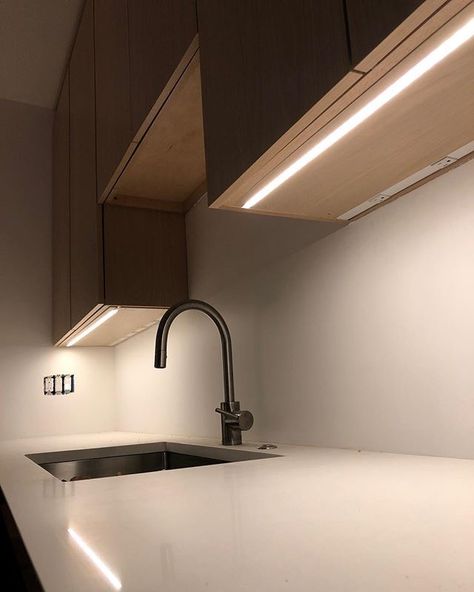 Interior Electrical Design, Living Room Profile Light Ceiling, Led In Kitchen, Kitchen Interior Led Lights, Hidden Lighting Living Room, Kitchen Cabinet Lighting Led, Kitchen With Led Lights, Indirect Lighting Kitchen, Led Shelf Lighting Kitchen