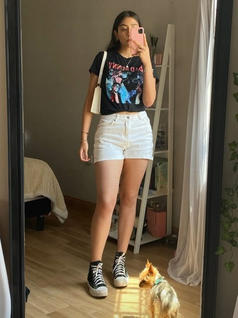 Converse And Shorts Outfit, Outfit Con Short Blanco, Outfits Con Short Blanco, Eda Outfits, High Top Converse Outfits, Bunny Graphic, Colorful Clothes, Oufits Casual, Lower Abs