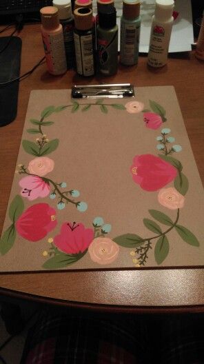 Painted floral clipboard Painting On Exam Pad, Exam Pad Painting Ideas, Clipboard Decorating Ideas, Teacher Canvas Painting Diy Gift Ideas, Exam Pad Decoration Ideas, Clipboard Painting Ideas Aesthetic, Painted Clipboards Diy, Sorority Clipboard Ideas, Clip Board Painting Ideas