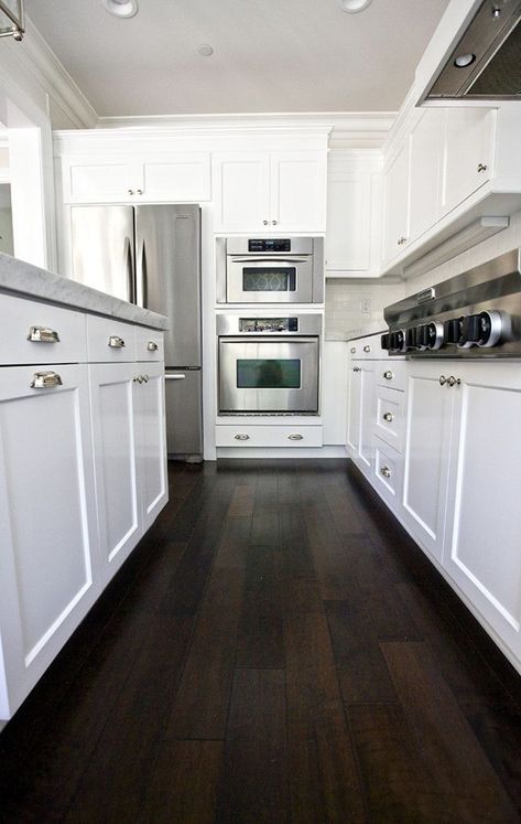 Show the most effective cooking area flooring suggestions & photos option, from laminate wood, bamboo, plastic, on a budget/ inexpensive, durable, inexpensive, advantages and disadvantages, slate, tile. #offwhitecabinets Dark Wood Flooring, Dark Wood Kitchens, Wood Floor Kitchen, Hardwood Floors Dark, Dark Floors, Dark Wood Floors, Dark Kitchen Cabinets, Hus Inspiration, Kitchen Marble