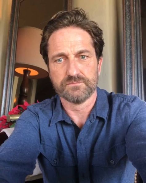 Gerard Bulter, Actor Gerard Butler, Boy Snaps Pic, Boy Snaps, Cant Live Without You, Canada Photography, Medical Photos, Liam Neeson, The Man Of My Dreams