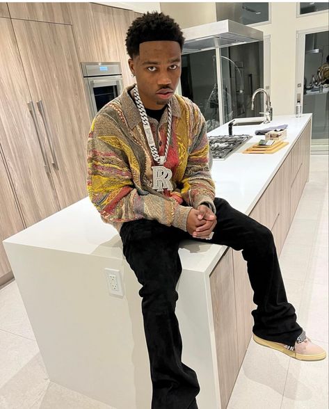 Roddy Ricch Hairstyle, Black Boy Hairstyles, Roddy Ricch, Popular Rappers, Rapper Outfits, Dark Skin Boys, Hip Hop Videos, Kodak Black, Hipster Wallpaper