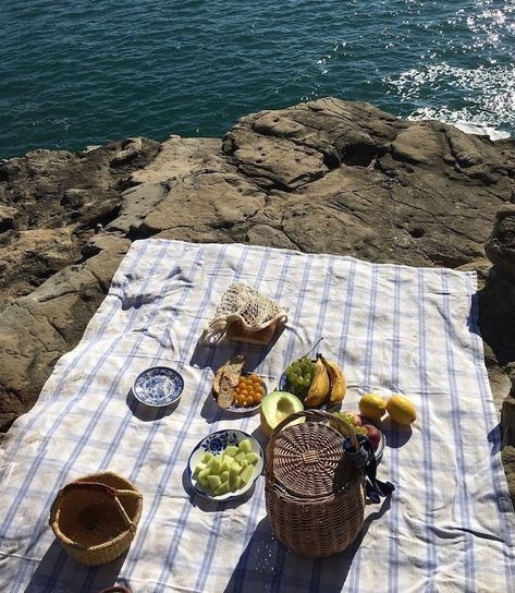 10 Best #Picnic #Blankets For Soaking Up The #Sun Art Picnic, French Picnic, Wales Beach, Urban Outfitters Sunglasses, Aesthetic Picnic, Picnic Aesthetic, Tropical Bikinis, Picnic Date, Perfect Picnic