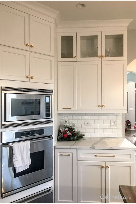 Large White Kitchen with Brushed Gold Hardware and Fixtures - Cabinets.com Shaker Cabinets Kitchen, Large White Kitchen, Gold Kitchen Hardware, Frameless Kitchen Cabinets, Blue Kitchen Walls, Florida Kitchen, White Shaker Kitchen, Classic White Kitchen, Frameless Cabinets