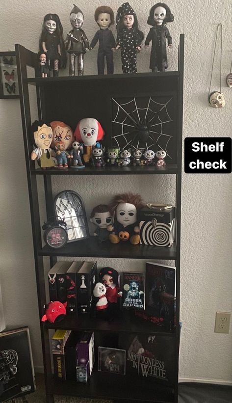 Horror Movie Shelf, Bedroom Ideas Horror Themed, Gothic House Interior Living Room, Horror Fan Bedroom, Horror Movie Living Room, Scary Bedroom Ideas, Horror Bedroom Decor, Horror Movie Themed Bedroom, Horror Wall Decor