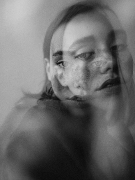 Long Exposure Portrait, Double Exposure Portrait, Double Exposure Photography, Dark Portrait, Photographie Portrait Inspiration, Self Portrait Photography, Creative Portrait Photography, Black And White Photograph, Multiple Exposure