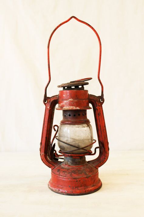 Camping Vintage, Railroad Lanterns, White Lantern, Old Lanterns, Vintage Lanterns, Red Lantern, Still Life Drawing, Vintage Objects, Kerosene