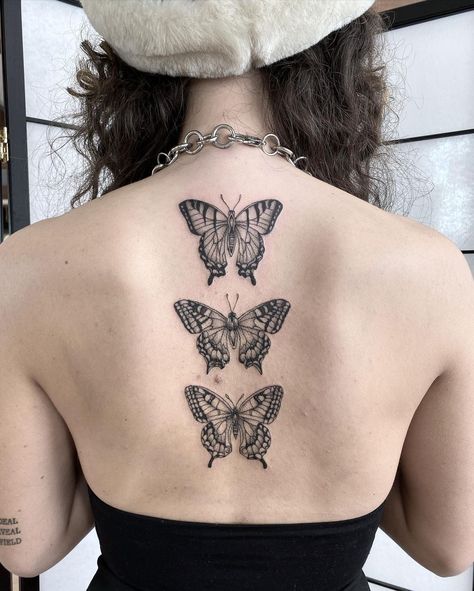 Realistic Butterfly Tattoo, Butterfly Tattoos On Arm, Flower Spine Tattoos, Unique Butterfly Tattoos, Butterfly Hand Tattoo, Tato Minimal, Butterfly Tattoo On Shoulder, Butterfly Back Tattoo, Upper Back Tattoos