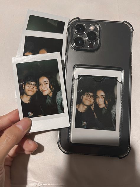 Polaroid Pictures In Phone Case, Photo Case Ideas, Photos Phone Case, Photo In Phone Case, Photo Phone Case Ideas, Poloride Photo, Polaroid For Phone Case, Polaroid Case Iphone, Couple Phone Cases Aesthetic