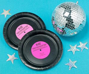 Disco Dance Party Invitation: Type details on color card stock no wider than 3 inches. Trace a soup can around the text and cut. Glue to a small black paper plate for a vintage-record invitation. Cheap Birthday Party, 50s Theme Parties, Sock Hop Party, Dance Party Invitations, Rock N Roll Party, Rock Star Party, 70s Party, Karaoke Party, Perfect Birthday Party