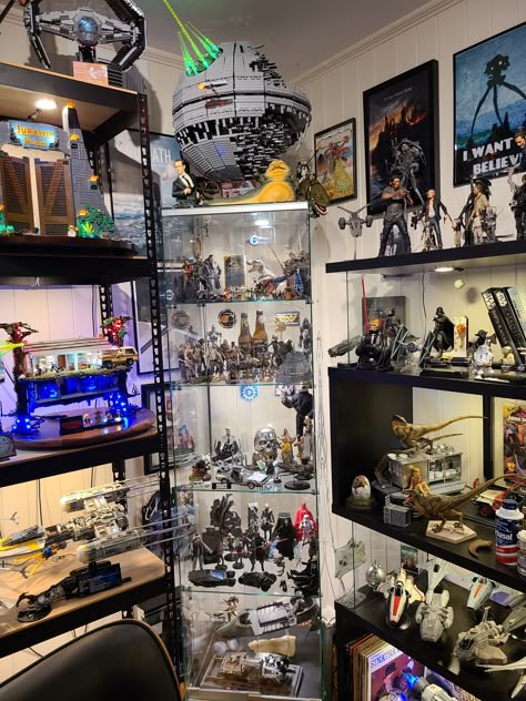 Game Room Collectables, Man Cave Display Shelves, Nerd Cave Ideas, Marvel Man Cave, Sala Nerd, Nerd Room Ideas, Funko Pop Shelves, Nerd Room, Nerd Cave