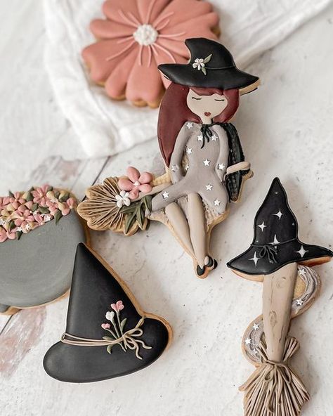 ⠀ ⠀ ⠀ ⠀ ⠀⠀ 𝕗𝕝𝕠𝕦𝕣’𝕕 on Instagram: "I’m here for all the witchy vibes ✨ Cookiecutters: Witch Witch broom Mini witch hat Mini cauldron #halloweencookies #witchcookies #customcookies #spookycookies #spookyseason #royalicing #royalicingcookies #cookieart #decoratedcookies #edibleart" Fancy Sugar Cookies, Cookie Techniques, Witch Hat Cookies, Witch Cookie, Halloween Cookies Decorated, Halloween Beauty, Halloween Cookie, Sugar Cookie Frosting, Fall Cookies