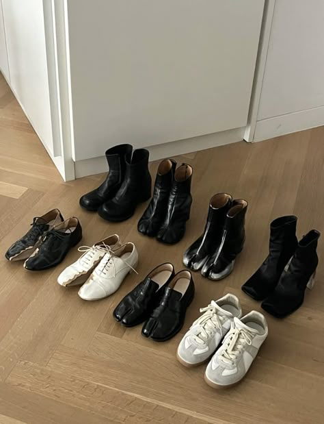 Black Margiela tabi shoes Margiela Tabi Sneakers Outfit, Margiela Tabi Outfit, Smart Woman, Miu Miu Glasses, Balenciaga Fashion, Tabi Boots, Margiela Tabi, Tabi Shoes, Street Style Shoes