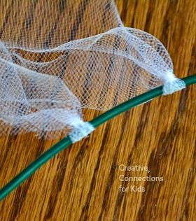 DIY Wings - adding the tulle to the frame Tulle Fairy Wings, Tulle Wings Diy, Fairy Wings Diy Easy, Diy Fairy Wings Easy, How To Make Fairy Wings, Christmas Angel Costume, Angel Wings Tutorial, Lace Angel Wings, Kids Angel Wings