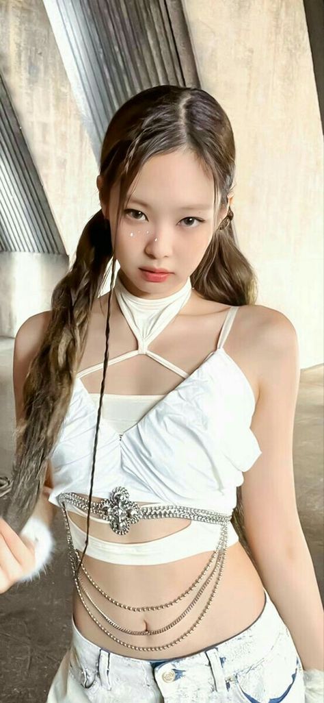 #Jennie #blackpink #viral#pinterest Rosé Cute Blackpink, Feeding Horses, Jennie Calvin Klein, Funny Situations, Black Pink Background, Paris Olympics, Jen Videos, Flight Attendants, Kpop Girl Bands