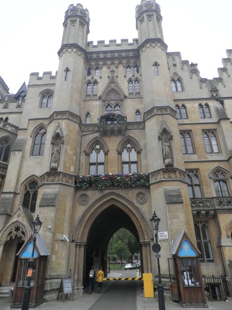 The entrance to Dean's Yard and Westminster School near Westminster Abbey, London. Westminster School London, Westminster School, Westminster Abbey London, Westminster Abbey, Beautiful Buildings, Westminster, Barcelona Cathedral, Brisbane, Notre Dame