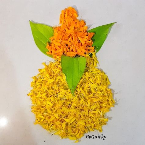 Marigold Rangoli, Flower Decoration Ideas At Home, Rangoli With Flowers, Kalash Rangoli, Rangoli Creative, Rangoli Beautiful, Flower Decoration Ideas, Durga Pooja, Pooja Decoration