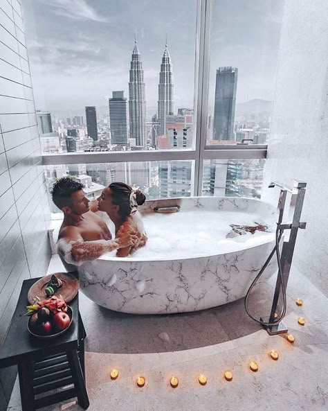 hot girl Bathup Couple, Romantic Bath Together Couple, Bath Together Couples, Couples Bathroom, Bath Goals, Romantic Bath, Bath Aesthetic, Romances Ideas, Romantic Questions