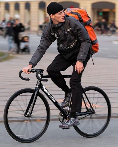 Fixie Outfits Men, Cyclist Outfit Men, Courier Aesthetic, Fixie Bike Aesthetic, Cyclist Aesthetic, Bike Outfit Men, Fixie Bike Ideas Style, Urban Cycling Fashion, Bike Commuter Style