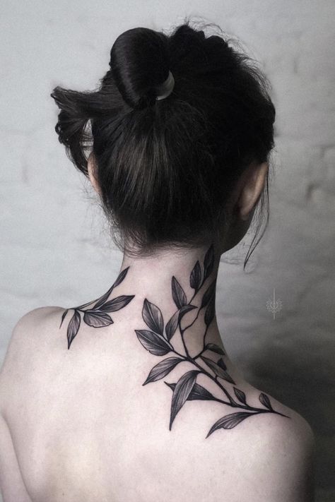 A woman shows her plant tattoo on her neck and shoulders. It is done in a black and gray illustrative style. Back Neck Tattoo, Brust Tattoo Frau, Hirsch Tattoo, Throat Tattoo, Neck Tattoos Women, Back Of Neck Tattoo, Plant Tattoo, Shoulder Tattoos For Women, Dream Tattoos