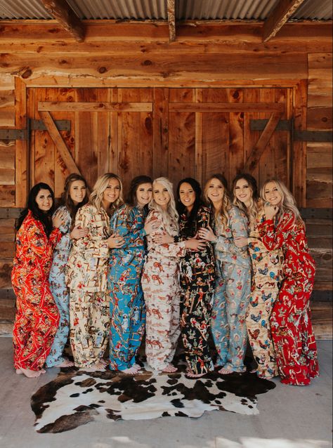 Western Wedding Bridesmaids, Cowboy And Horse, Country Wedding Pictures, Women Western Wear, Pajamas For Men, Country Western Wedding, Western Style Wedding, Western Themed Wedding, Blow Dry Short Hair