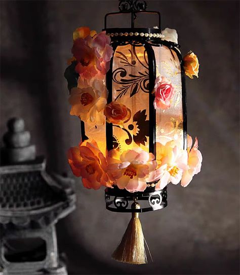 This handcrafted floral lantern is not only a symbol of tradition but also a perfect accessory for Hanfu attire and courtly dance performances. Features: Intricate Handmade Design: Each lantern boasts detailed craftsmanship with floral patterns, echoing the rich history of Chinese artistry. Versatile Use: Perfect as a dance prop for Hanfu and court performances, or as an enchanting decorative piece to light up your Mid-Autumn celebrations. High-Quality Materials: Made from durable materials, ensuring that the lantern retains its beauty and function over time. Retro Elegance: Its classic design, inspired by ancient Chinese palaces, adds a touch of historical charm to any occasion. Unique Gift Idea: Ideal as a special present for those passionate about traditional Chinese culture, arts, and Korean Paper Lantern, Chinese Garden Aesthetic, Traditional Japanese Decor, Lampion Aesthetic, Mid Autumn Festival Lantern, Lantern Aesthetic, Lanterns With Flowers, Chinese New Year Lantern, Lantern Handmade